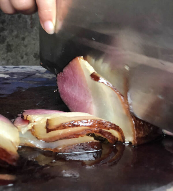 夹一块正宗舔碗匠农家柴火腊肉，回味醇厚，香喷喷的味道，弥久飘香 - Image 4
