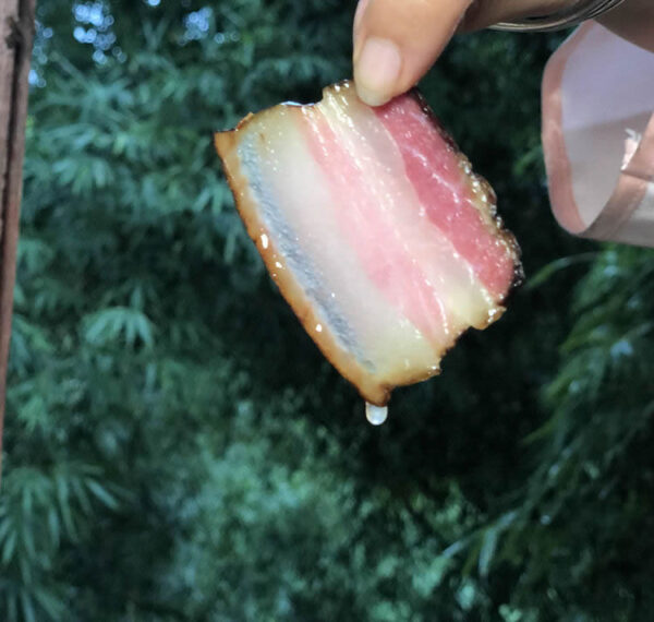 夹一块正宗舔碗匠农家柴火腊肉，回味醇厚，香喷喷的味道，弥久飘香 - Image 3