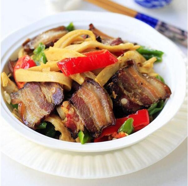 夹一块正宗舔碗匠农家柴火腊肉，回味醇厚，香喷喷的味道，弥久飘香 - Image 7